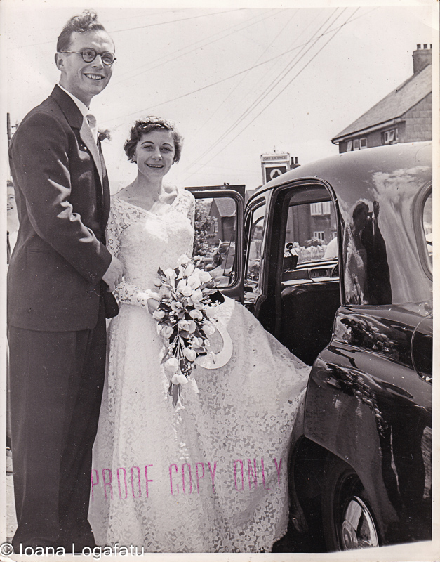 Couple celebrates wedding with vintage car