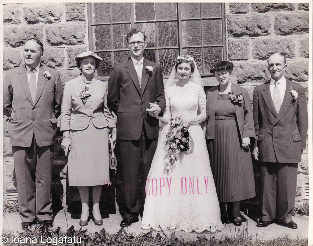 Couple weds with family in the countryside