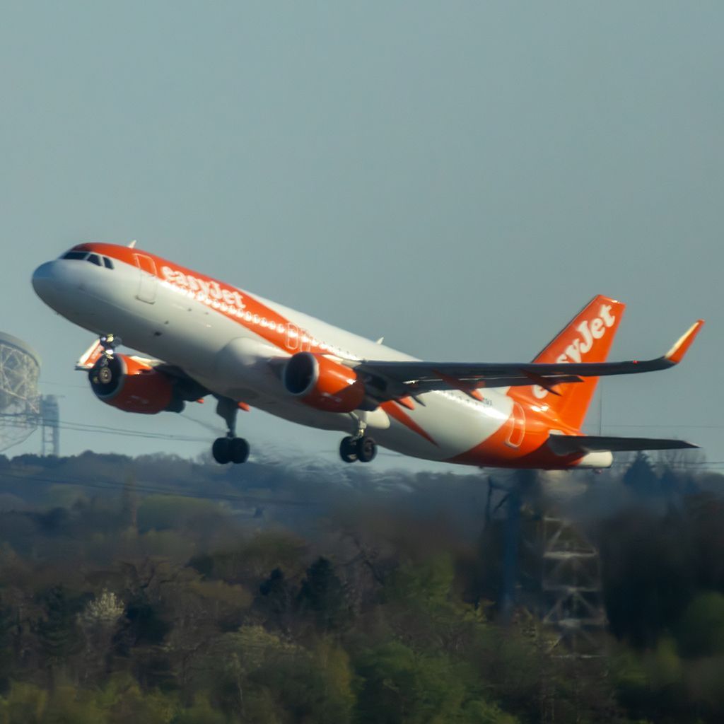 G-EZOX: easyJet  Airbus A320-214