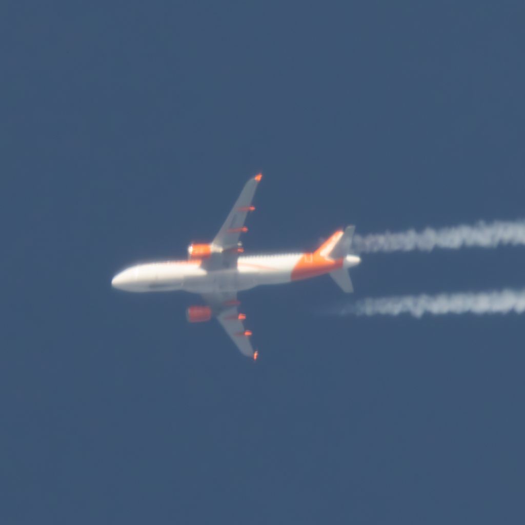 G-EZUT: easyJet  Airbus A320-214