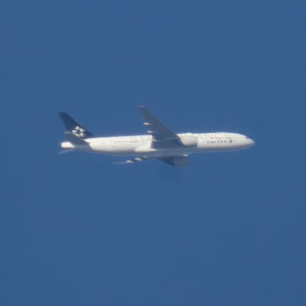 N78017: United Airline  Boeing 777-224(ER)